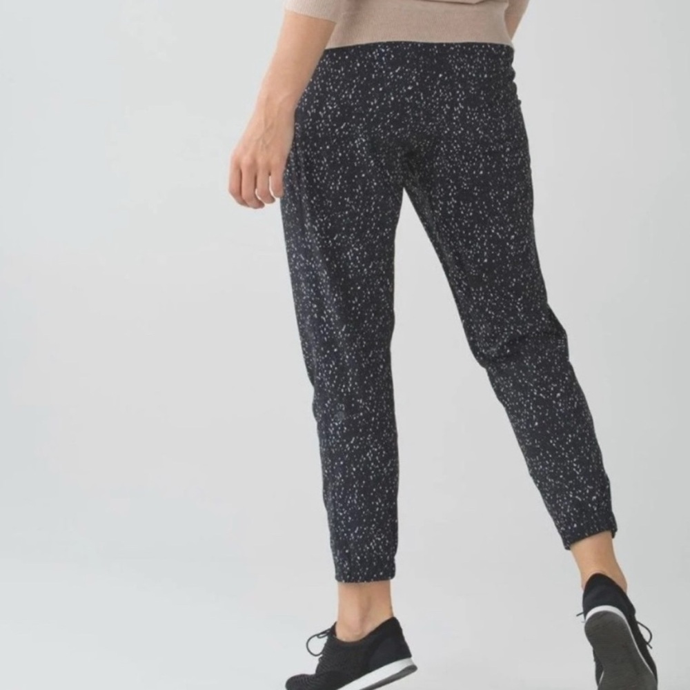 Lululemon Black & White flecked On the Fly knit joggers , size 6